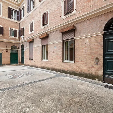 Roman Top Floor Appartement *